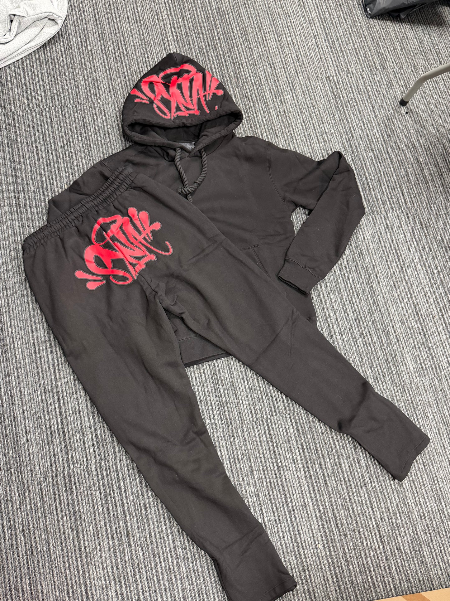 Syna logo black/red tracksuit
