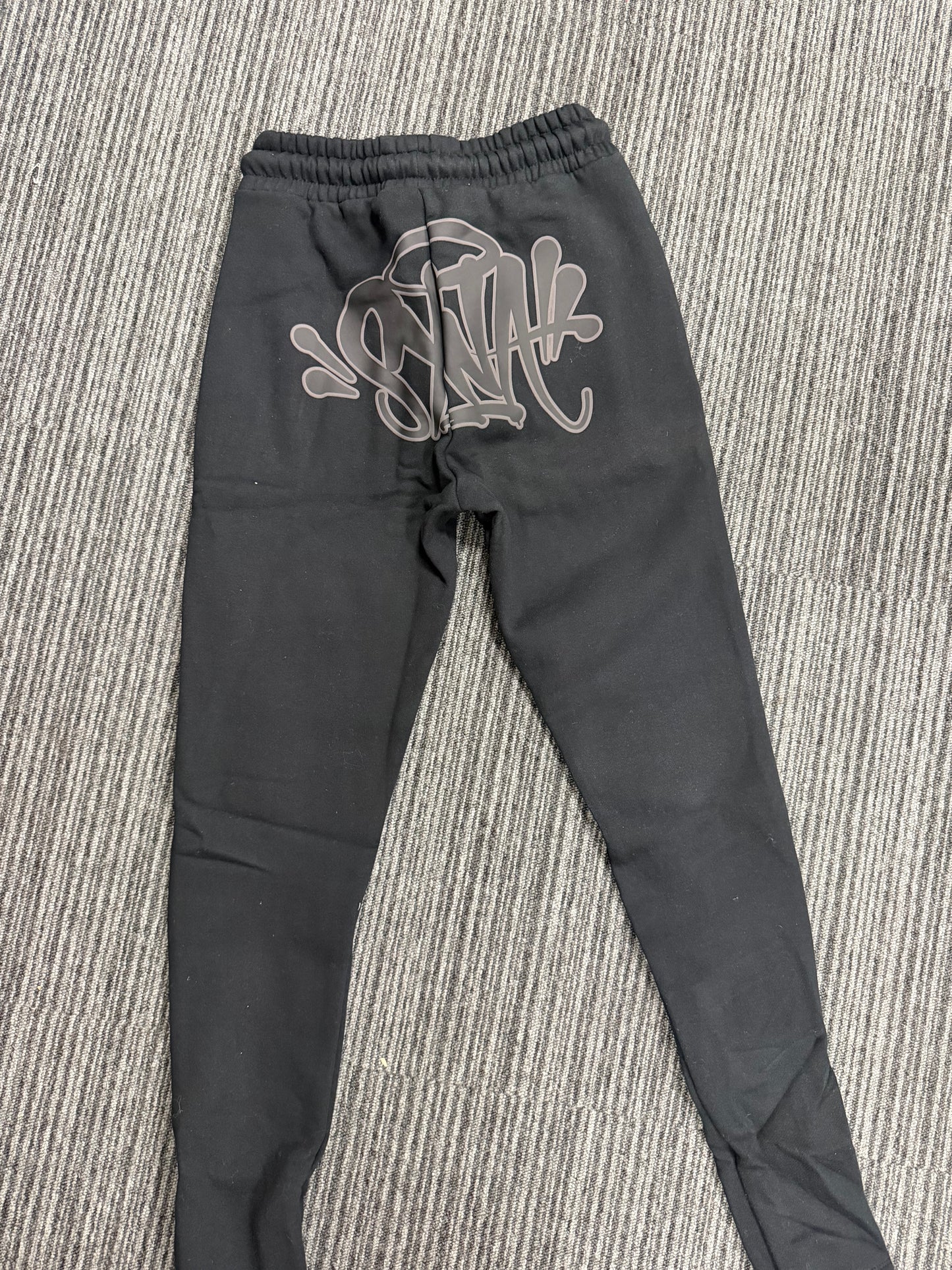 Syna logo triple black joggers