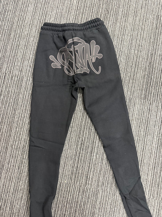 Syna logo triple black joggers