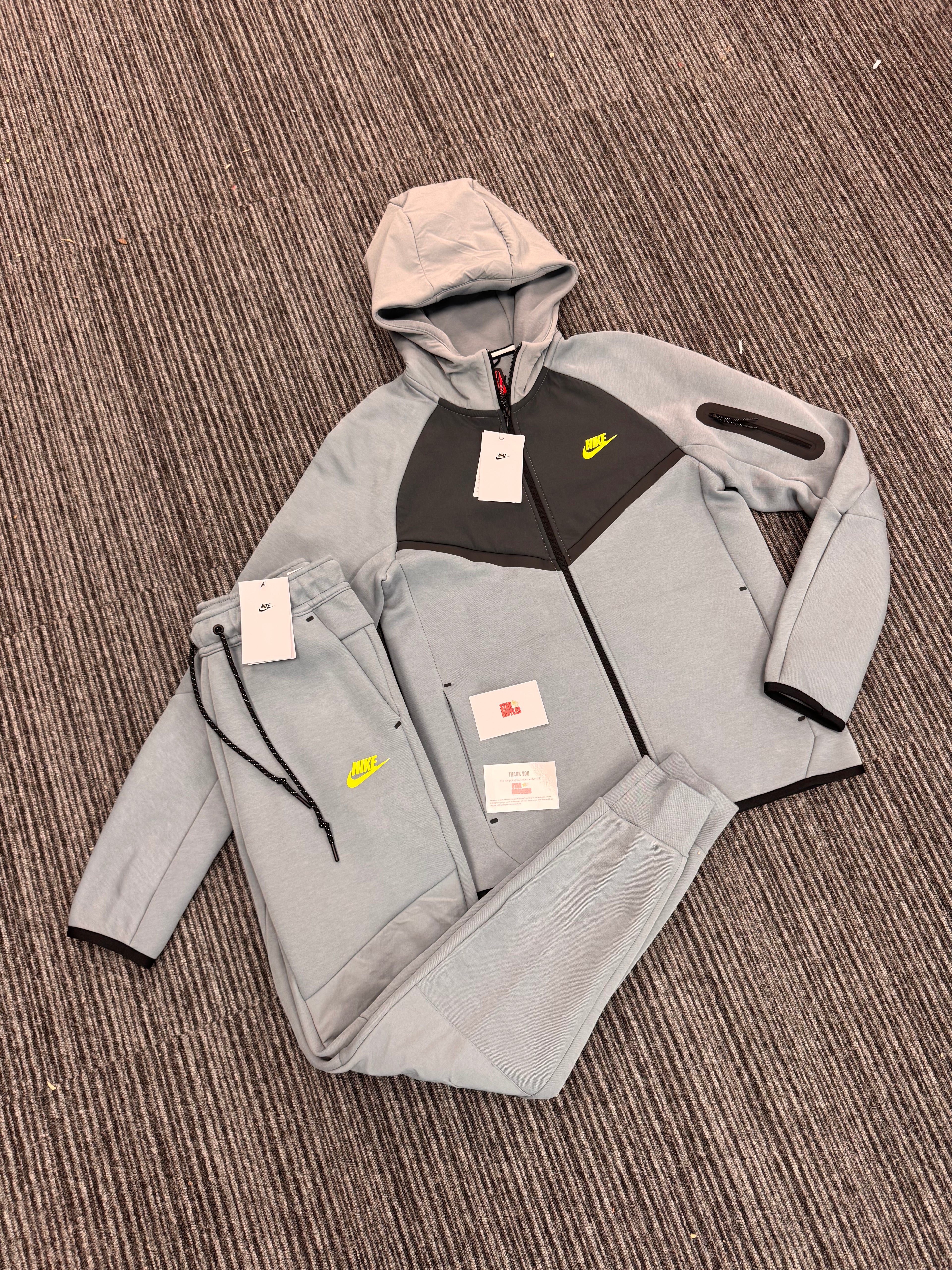 Tech fleece ‘cool grey/volt’ new season