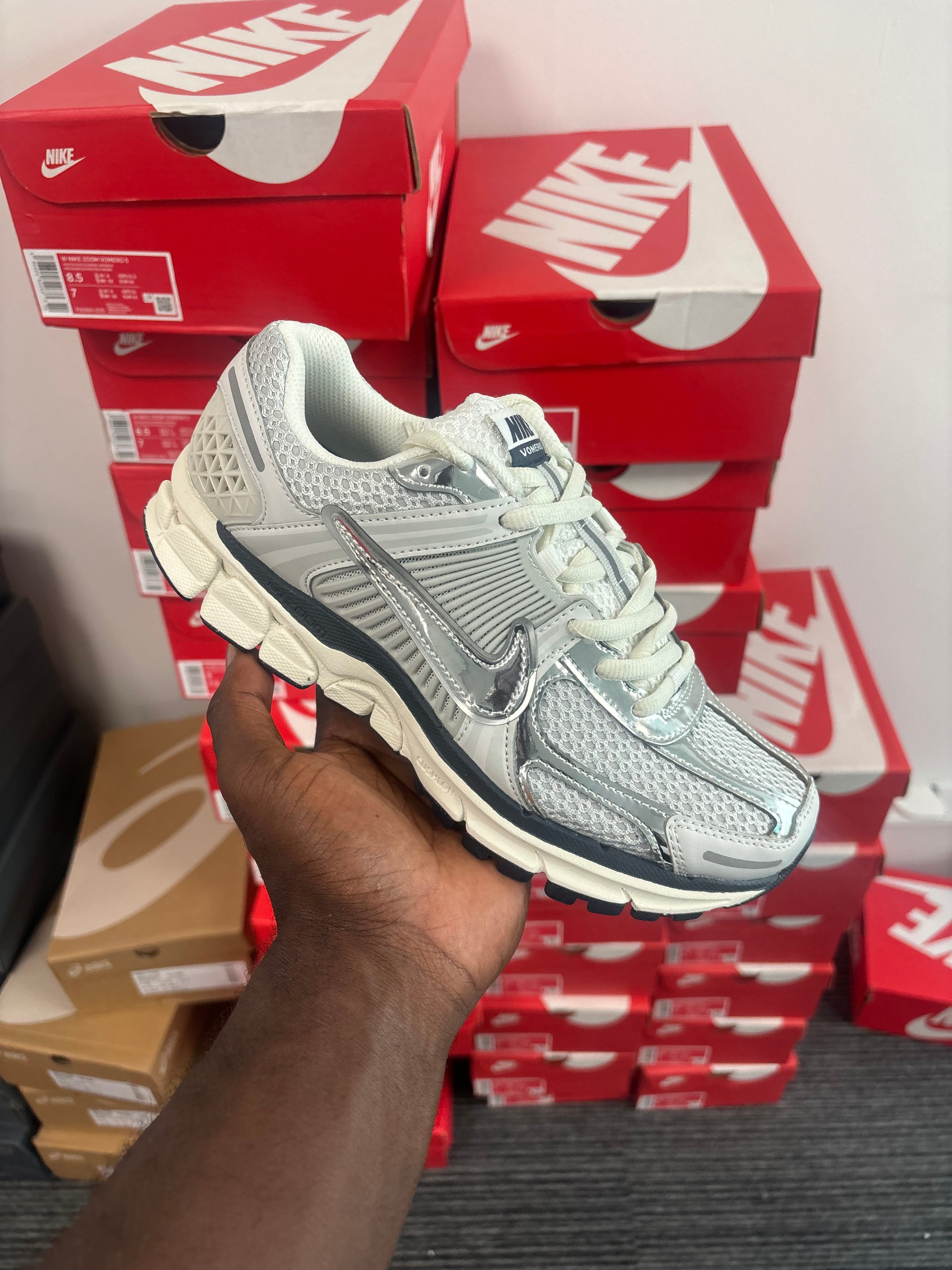 Vomero 5 metallic silver