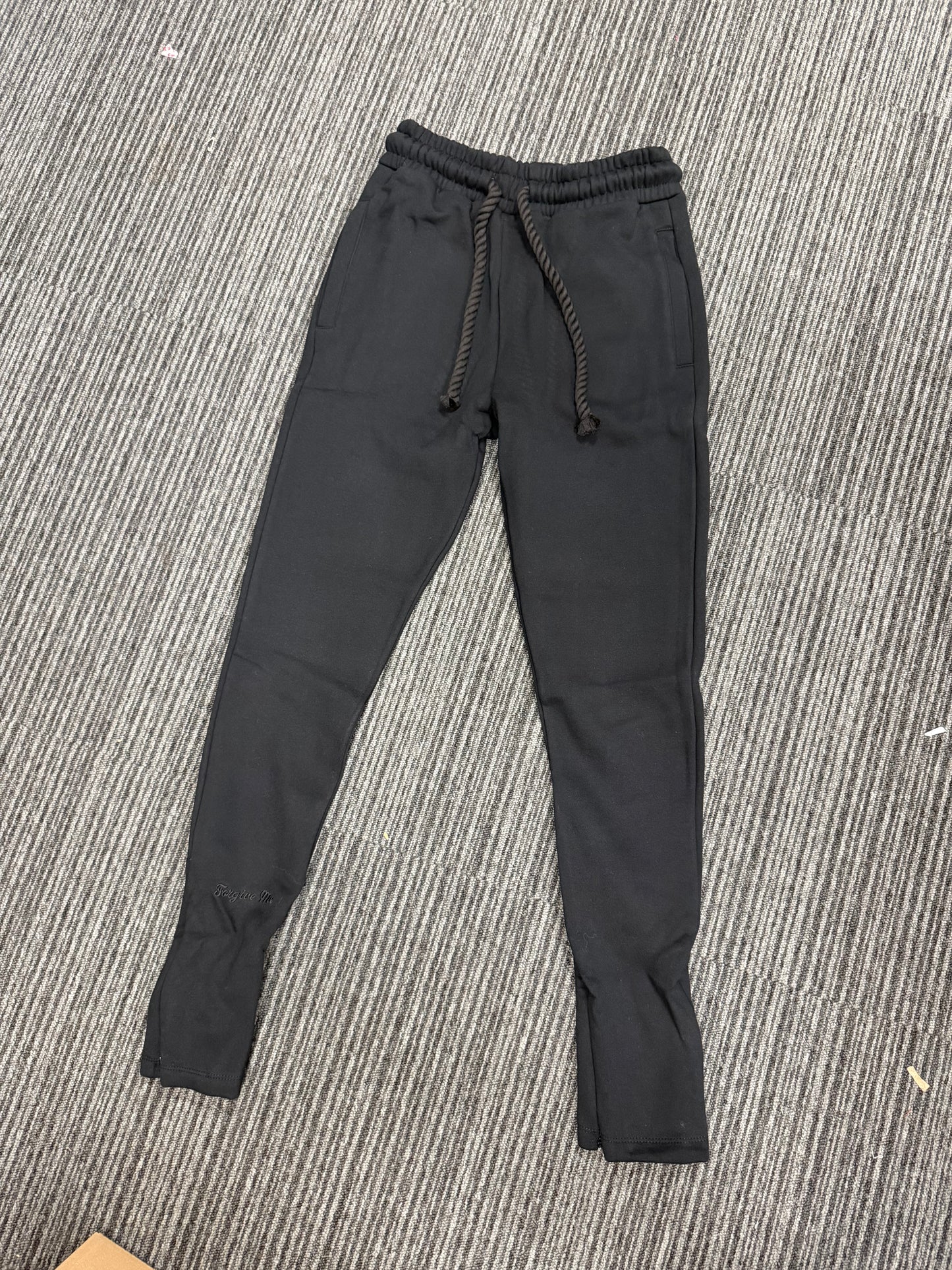 Syna logo triple black joggers