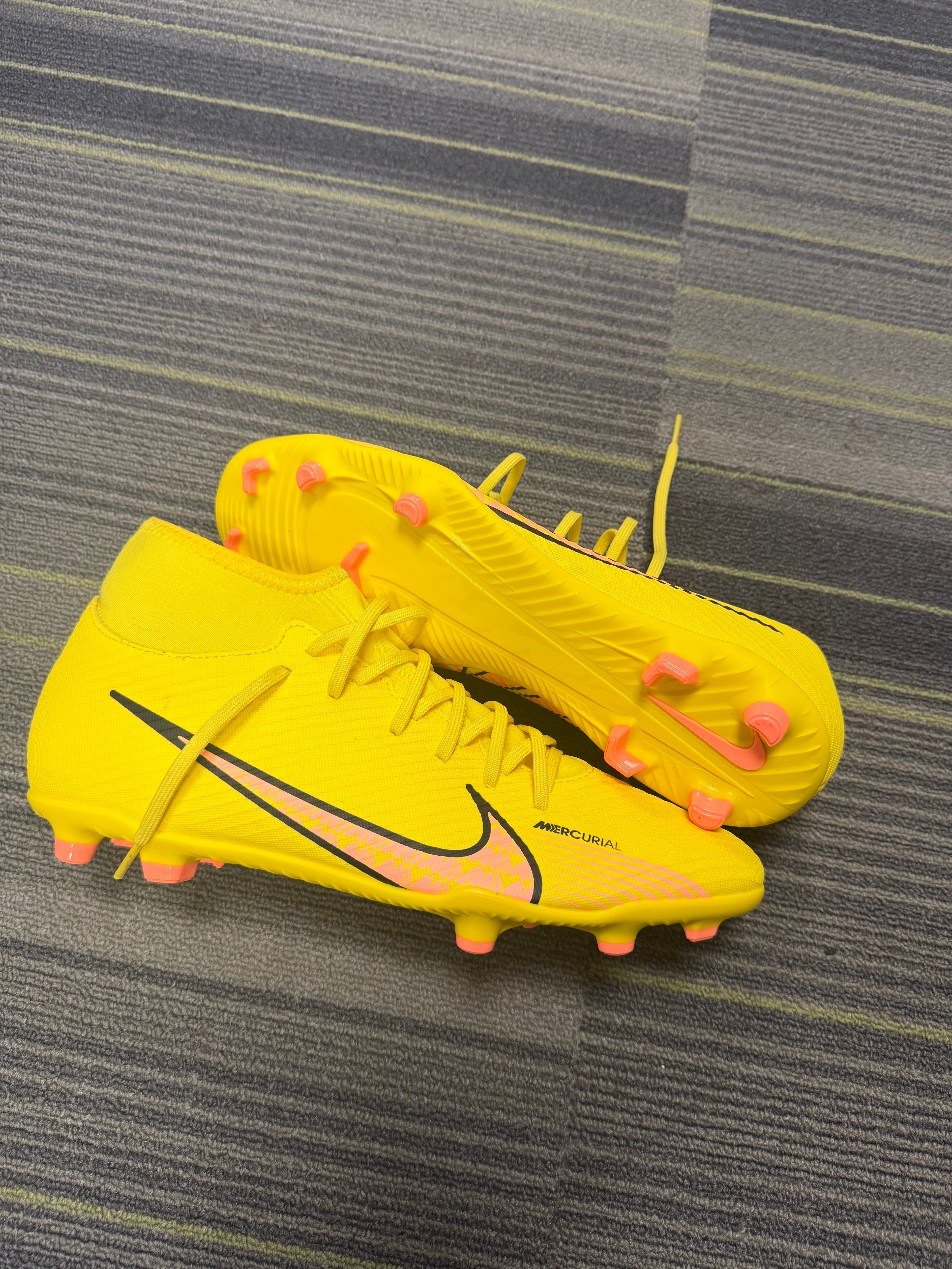 Mercurial Superfly 9 yellow strike